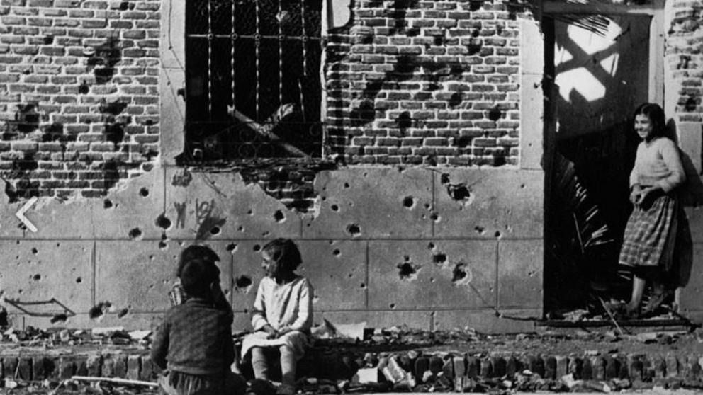 Fachada de Peironcely 10 durante los bombardeos. Foto: Robert Capa