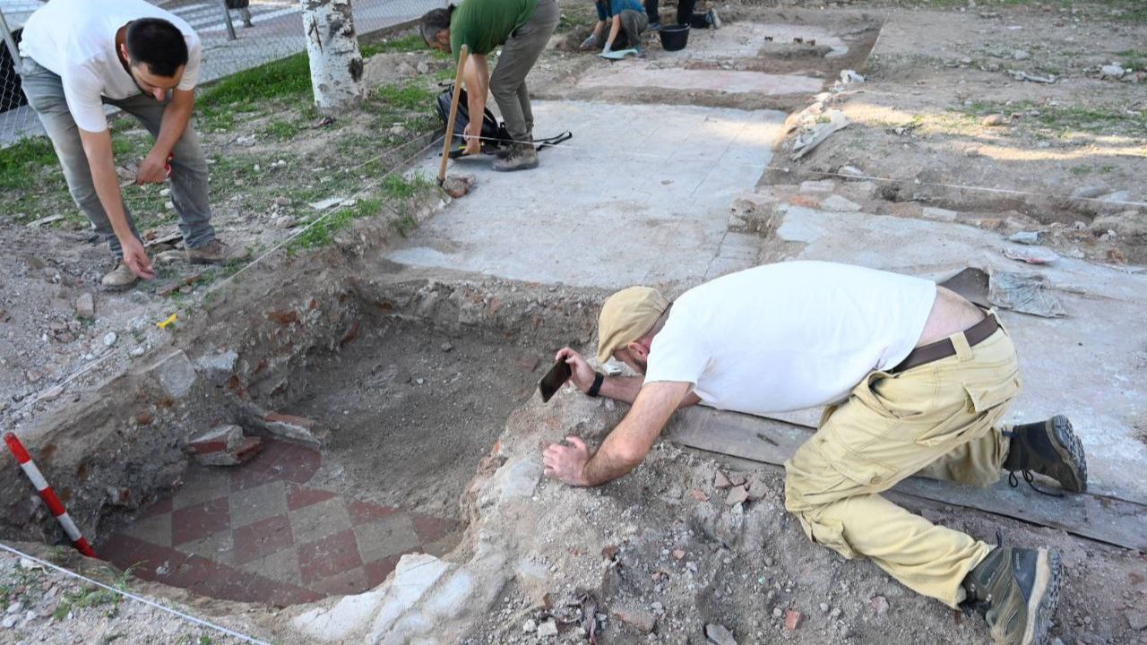 Comienzan a aparecer los suelos de las viviendas originales. Foto: Chema Barroso