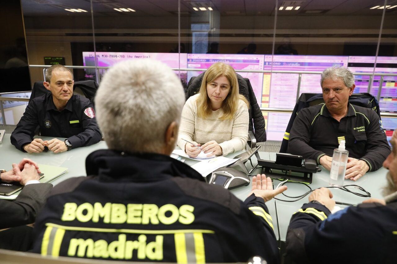 Bomberos presentando a la delegada de Seguridad el balance de actuaciones