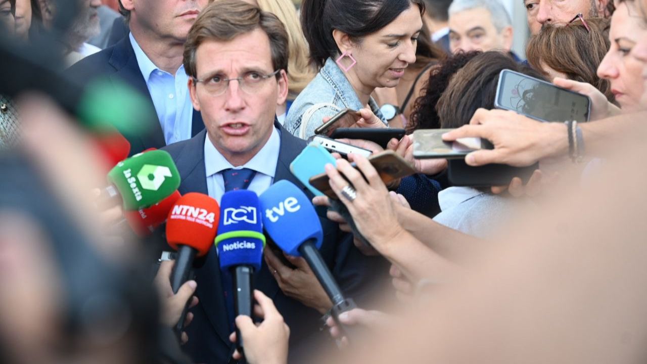 El alcalde de Madrid atiende a los medios tras el minuto de silencio. Foto: Chema Barroso