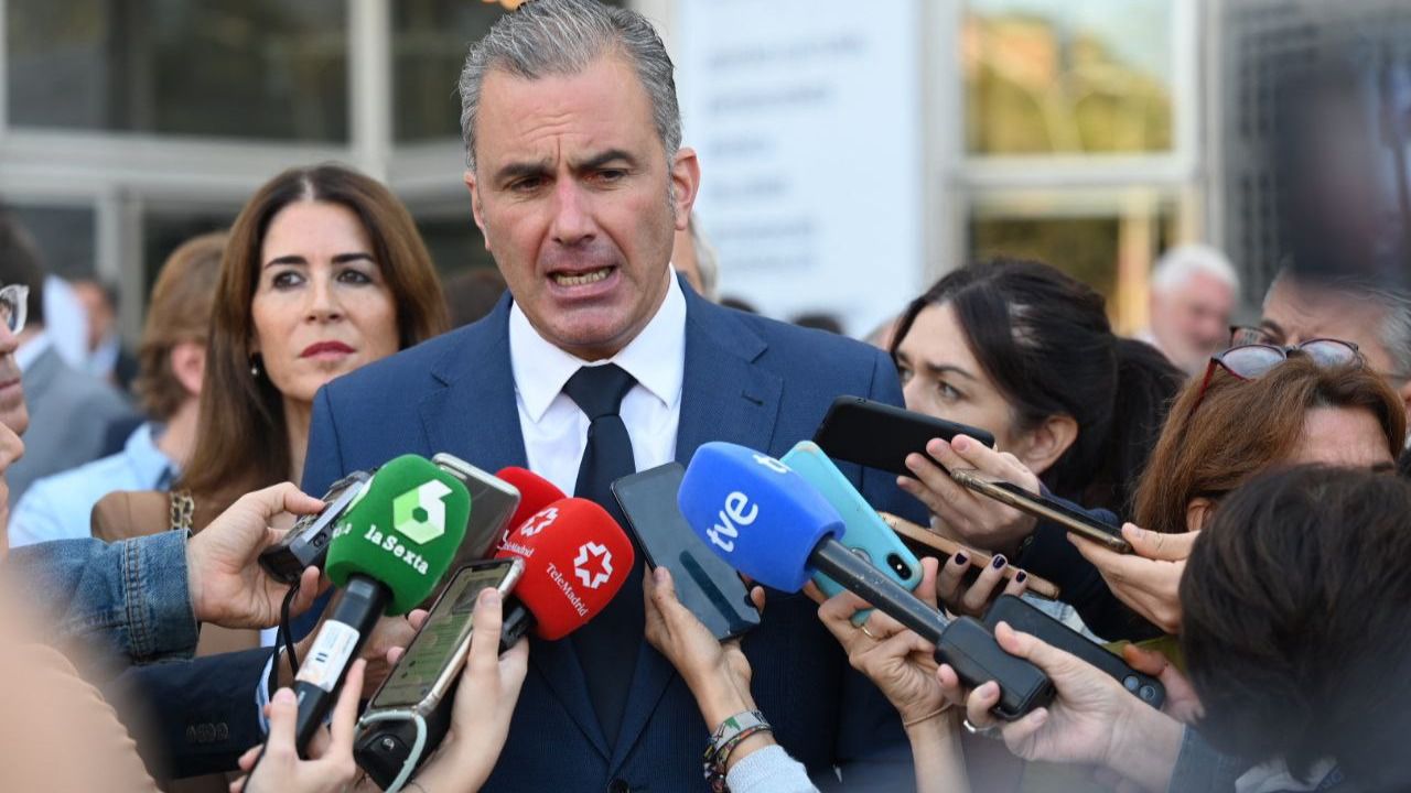 Ortega Smith en la puerta del Ayuntamiento de Madrid. Foto: Chema Barroso