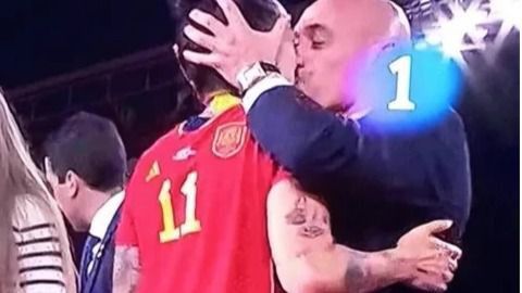 Fotograma del beso de Rubiales a Jennifer Hermoso