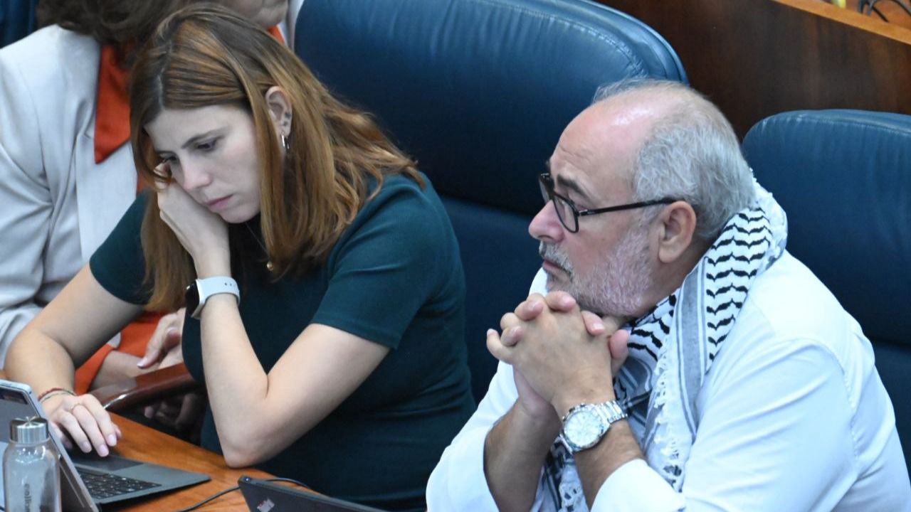 Diputados de Más Madrid con pañuelos en solidaridad con el pueblo palestino (Foto: Chema Barroso)