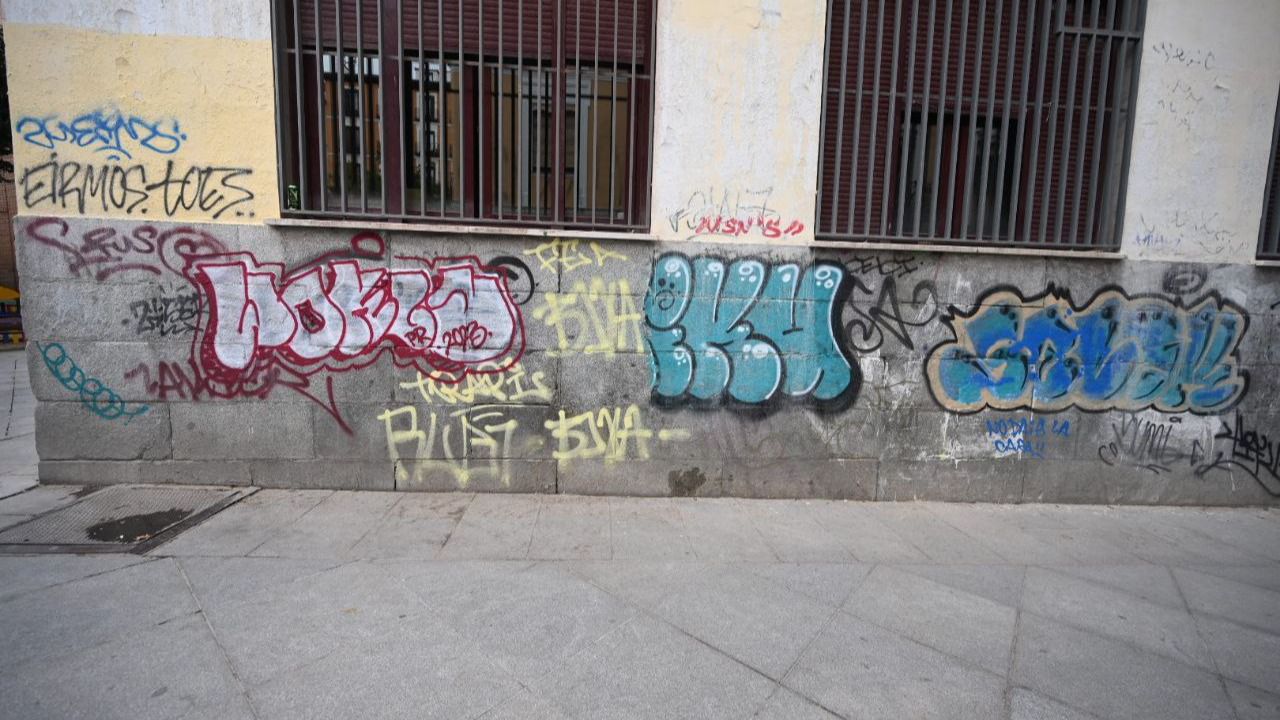 Grafitis en la plaza (Foto: Chema Barroso)