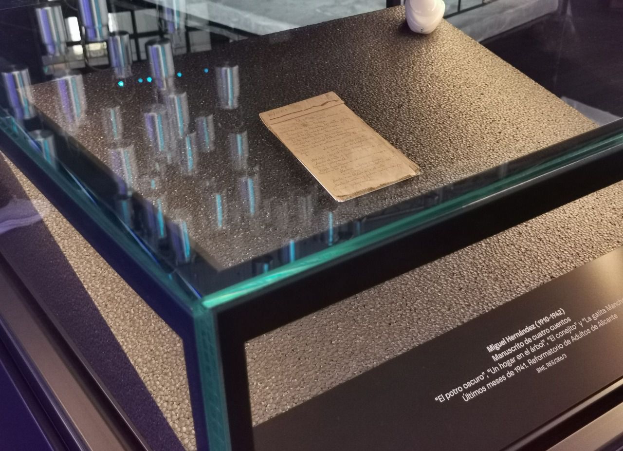 La Biblioteca Nacional de España, con la colaboración de la Fundación Legado Literario Miguel Hernández, dependiente de la Diputación de Jaén, mantendrá abierta al público una deliciosa exposición, que, con el título Miguel Hernández: el poeta que hacía juguetes. Ausencias y últimos cuentos para su hijo,