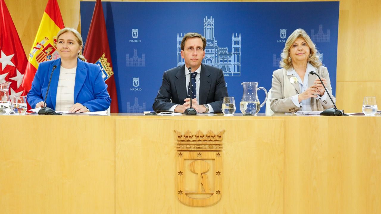 Inmaculada Sanz acompaña a José Luis Martínez-Almeida durante una comparecencia