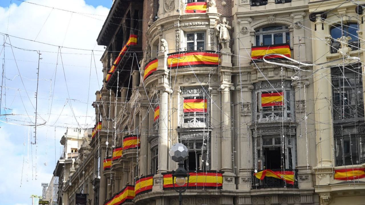 La bandera de España decora los balcones de Madrid
