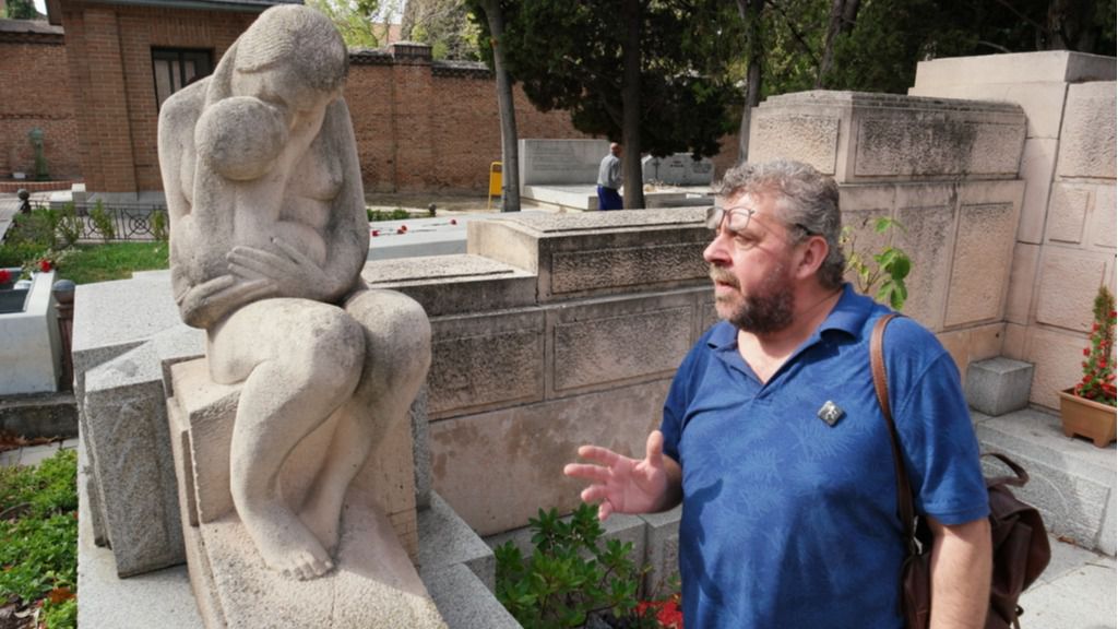 Javier junto a los bustos que acompañan la tumba de Pablo Iglesias en el Cementerio Civil.Foto: cementeriosdemadrid.blogspot