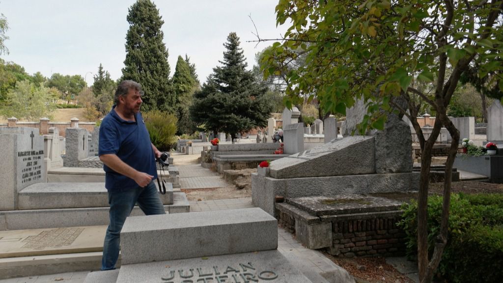Javier Jara es un apasionado de las historias que esconde el Cementerio Civil. Foto: cementeriosdemadrid.blogspot