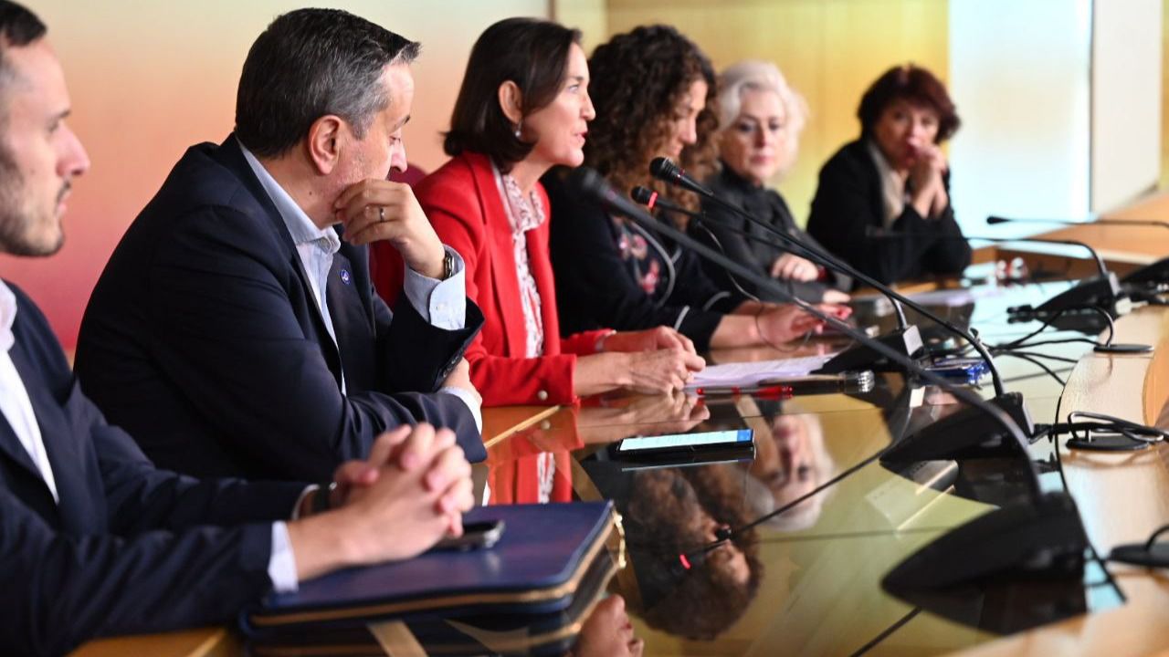 Reyes Maroto acompañada por sus concejales explica a los medios las iniciativas para el Pleno. Foto: Chema Barroso