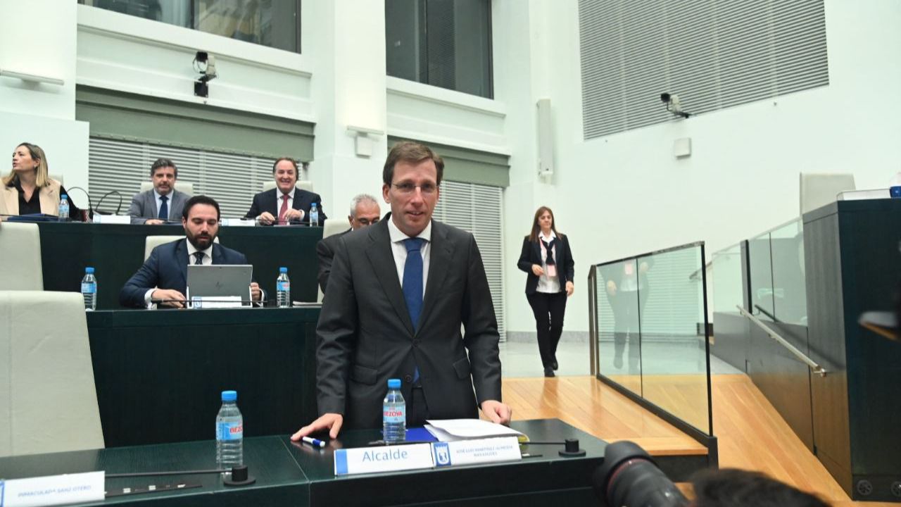 Almeida en el Pleno de Cibeles (Foto: Chema Barroso)
