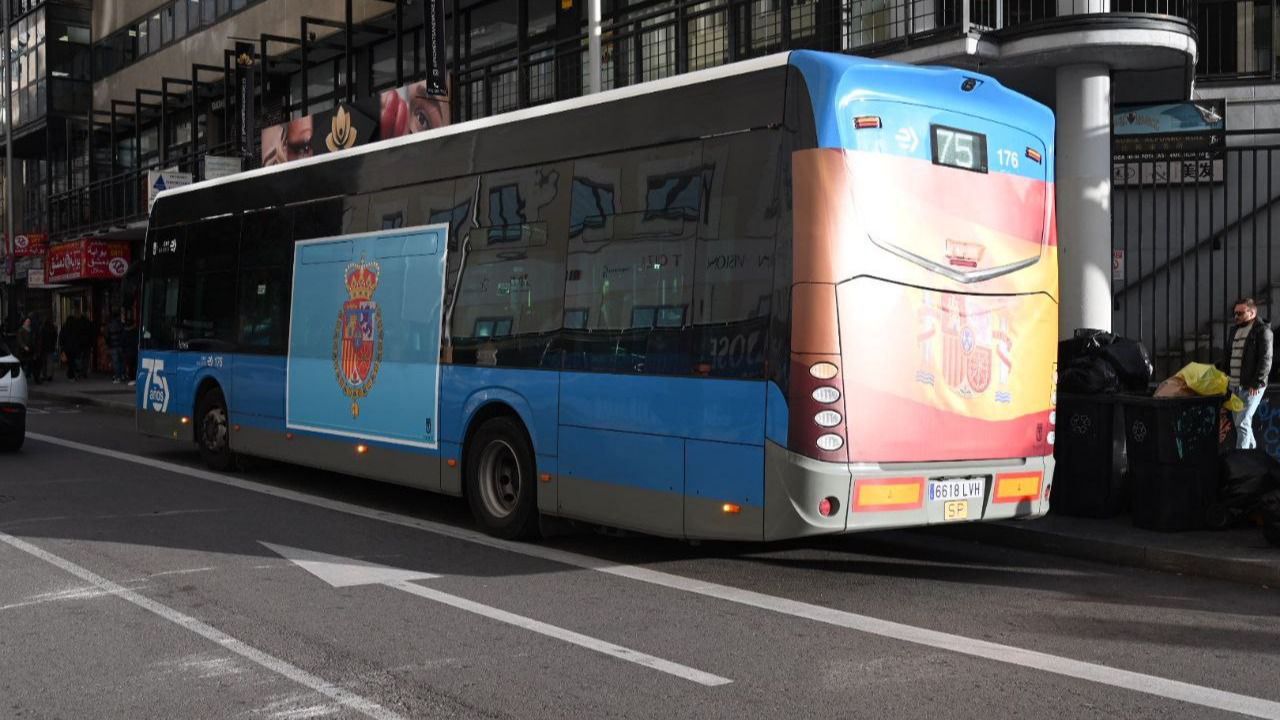 Autobuses de la EMT con el escudo de armas de la Princesa de Asturias. Foto: Chema Barroso