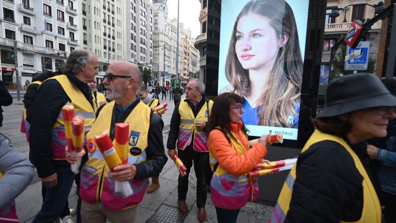 Los voluntarios de Cibeles reparten banderas de España. Foto: Chema Barroso