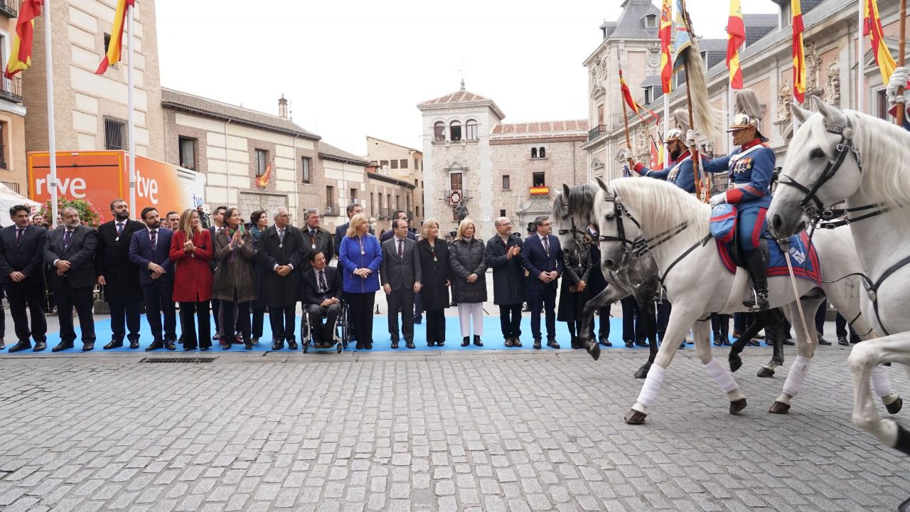 Reyes Maroto, junto a los concejales del equipo de Gobierno espera el paso de la Familia Real en Plaza de la Villa. Foto: Ayuntamiento de Madrid