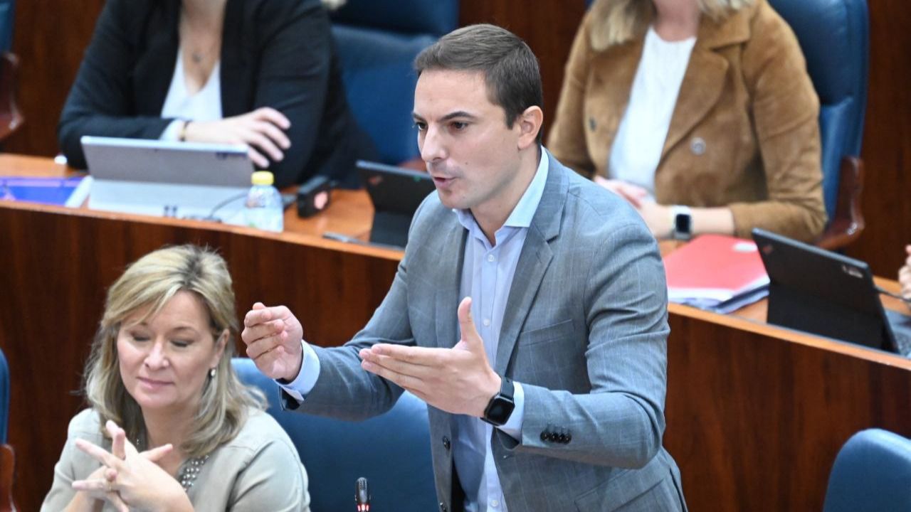 Juan Lobato en el Pleno de la Asamblea (Foto: Chema Barroso)