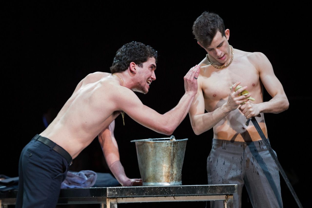 Jaime Lorente y Alex Villazán en Fuenteovejuna. 2013. (Foto: Antonio Castro)