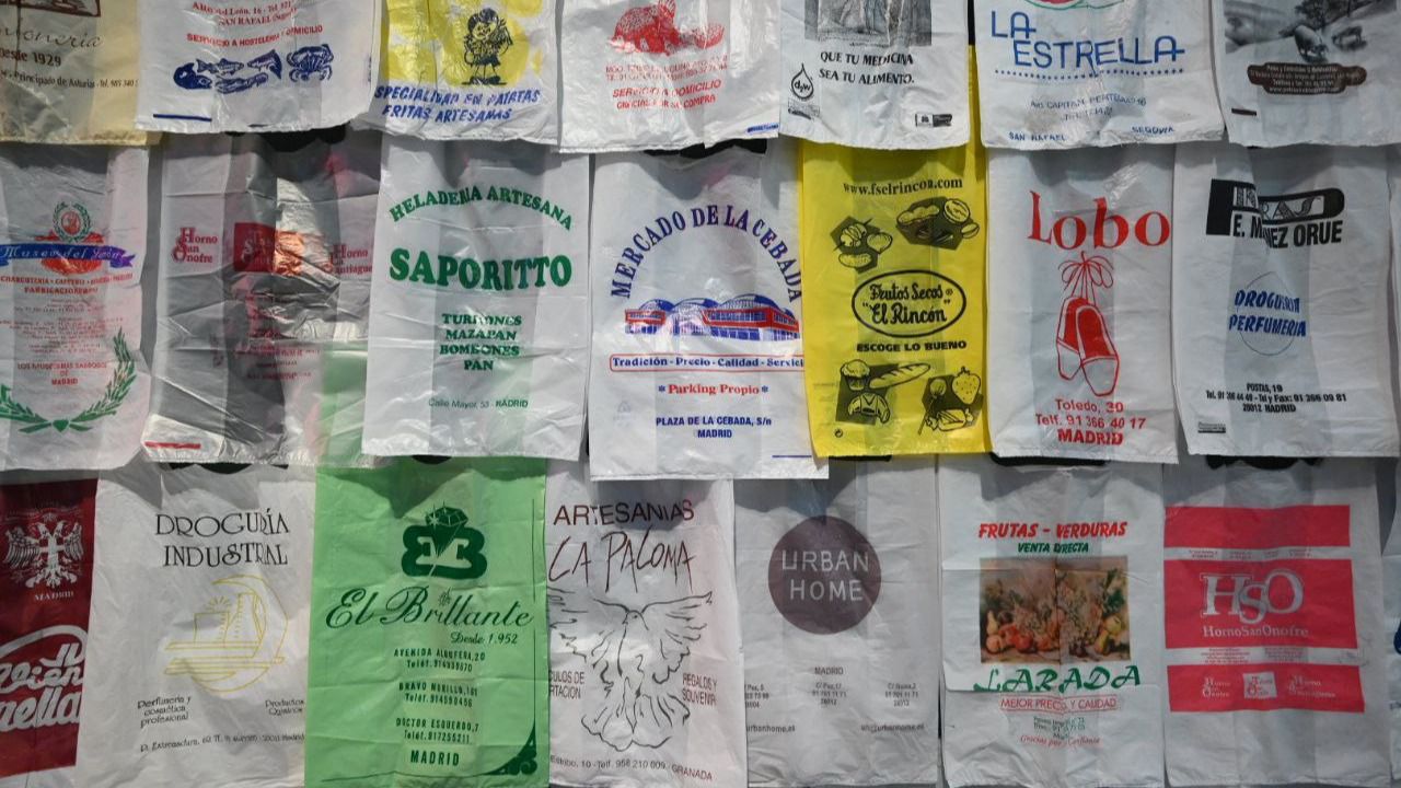 Bolsas, servilletas o pequeños carteles componen también la muestra. Foto: Chema Barroso