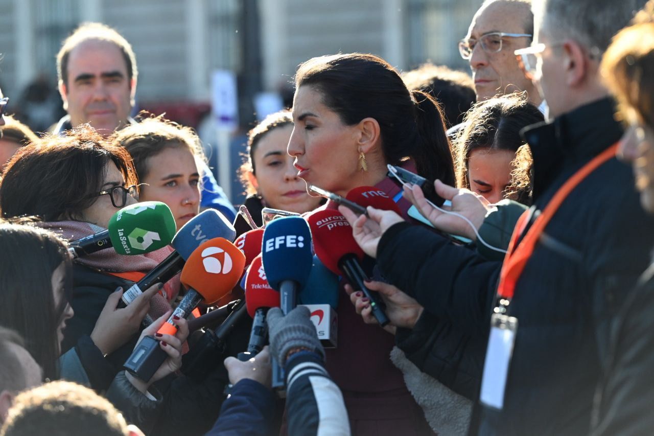 Rocío Monasterio atiende a los medios en la explanada de la Catedral de la Almudena (Foto: Chema Barroso)