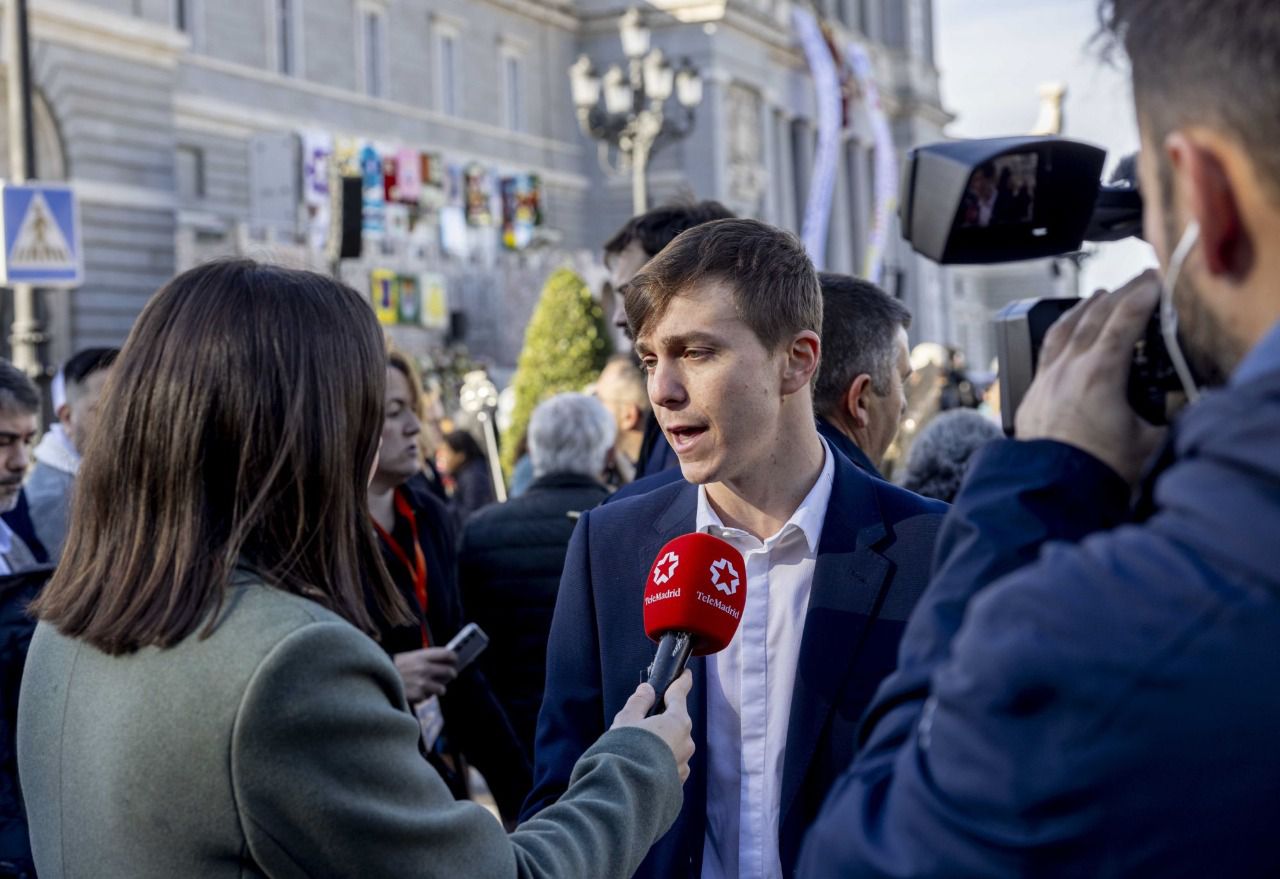 El portavoz adjunto de Más Madrid en el Ayuntamiento, Eduardo Fernández Rubiño, a su llegada a la misa por la Virgen de la Almudena (Foto: David Arenal/Más Madrid)