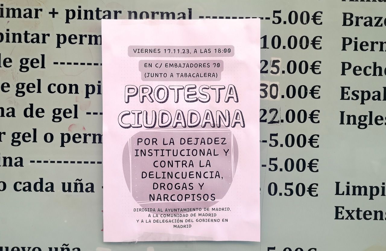 Cartel en un negocio de Lavapiés con los datos de la convocatoria (Foto: Antonio Castro)