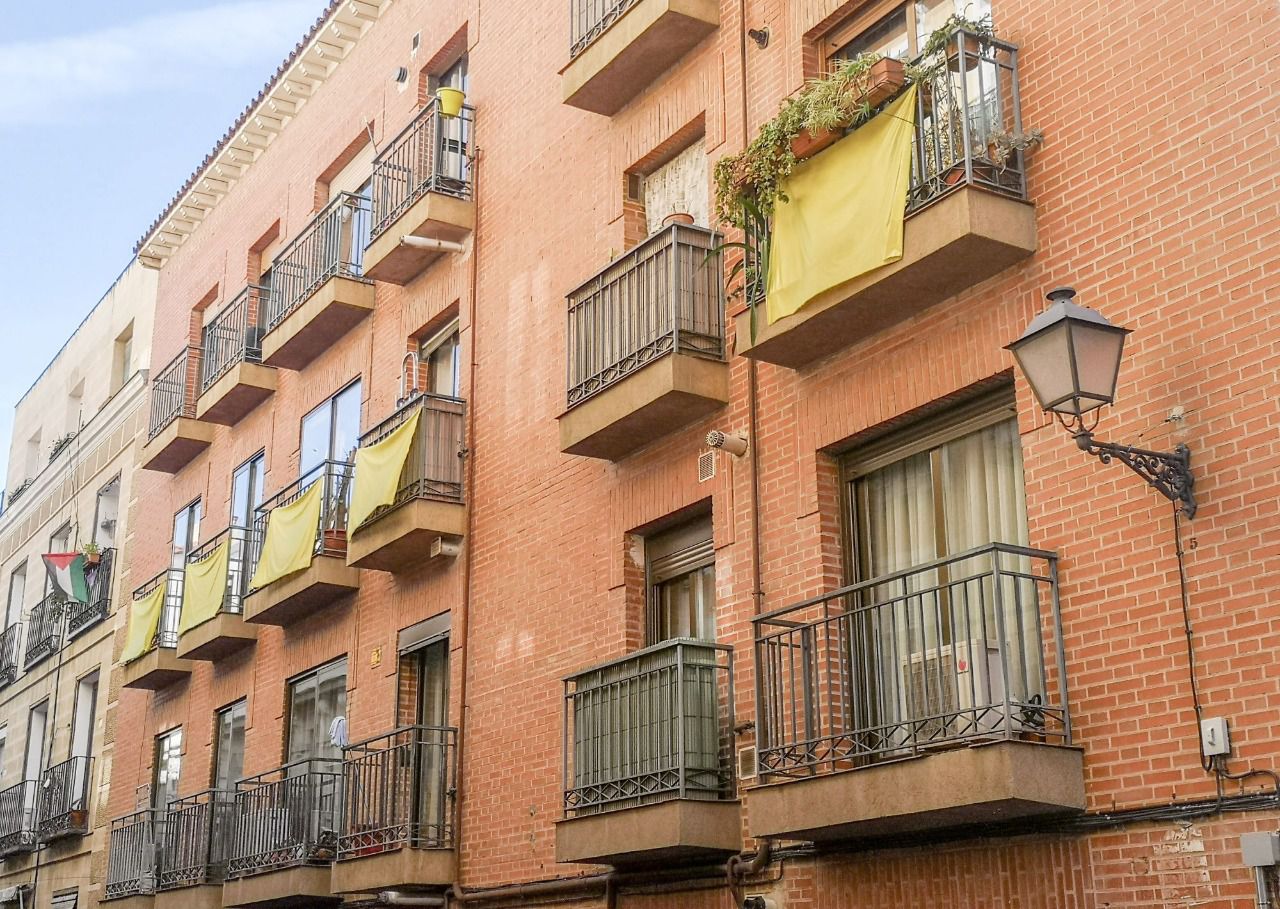 Pañuelos amarillos colgados de los balcones de Lavapiés (Foto: Antonio Castro)