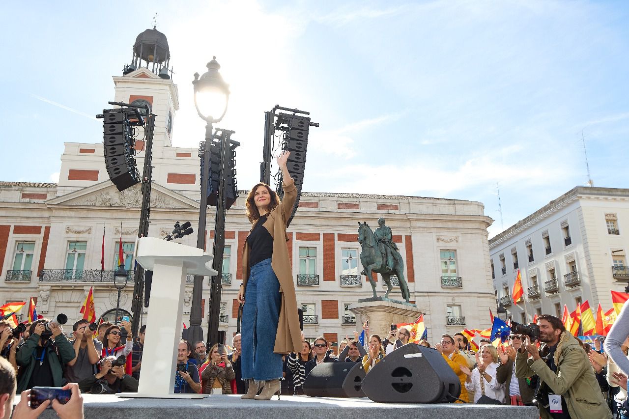 Isabel Díaz Ayuso saludando a los asistentes.