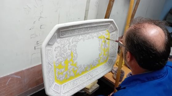 Pintando la cerámica. (Foto M.J.Cavadas)
