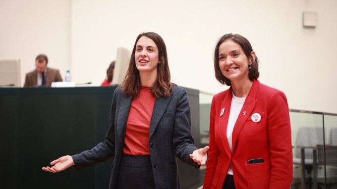 Las portavoces de Más Madrid y el PSOE visiblemente alegres tras la investidura. Foto: Grupo municipal socialista