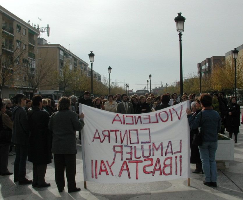 Imagen de una concentración en Parla en noviembre de 2001 por el día de la eliminación de la violencia contra las mujeres (Foto: @AytoParla)