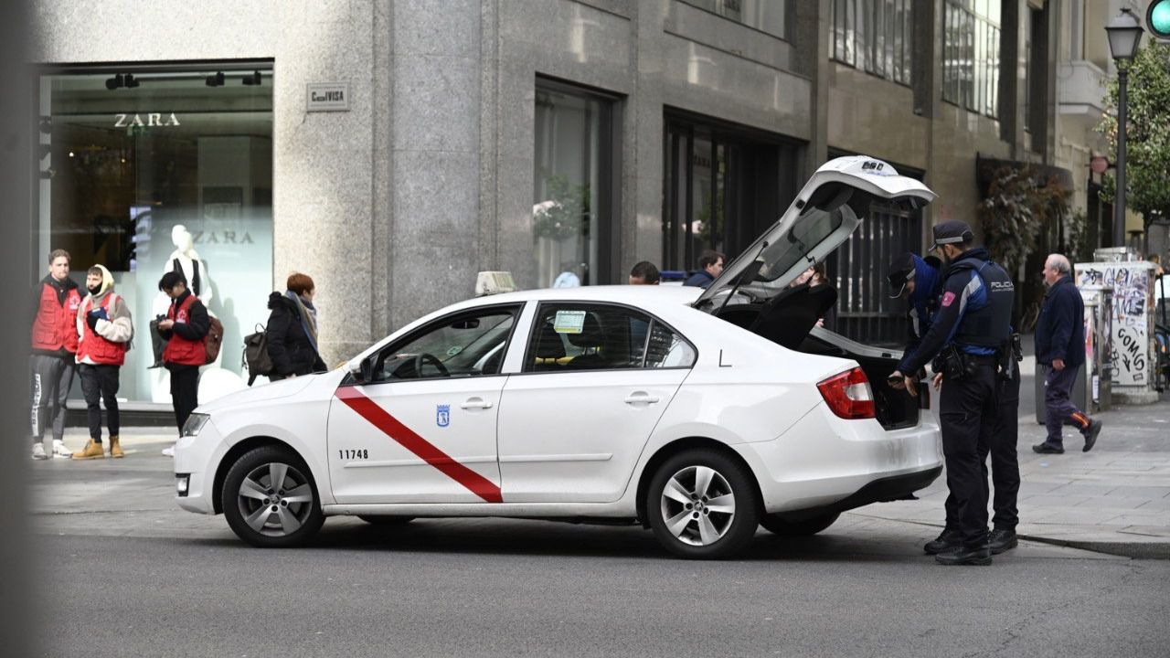 Un taxi es inspeccionado por la Policía Local en plena Gran Vía 