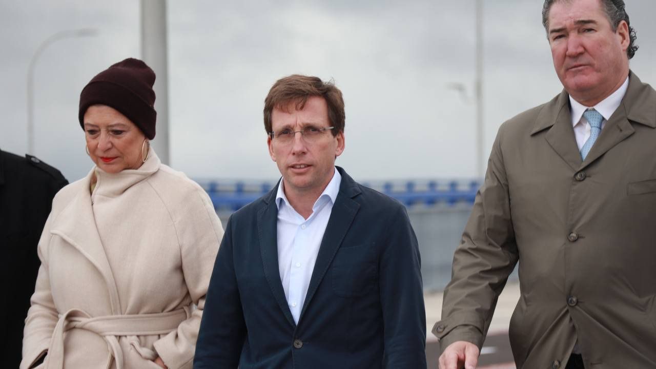 El alcalde y la delegada de Obras y Equipamiento sobre uno de los nuevos puentes. Foto: Road Experience