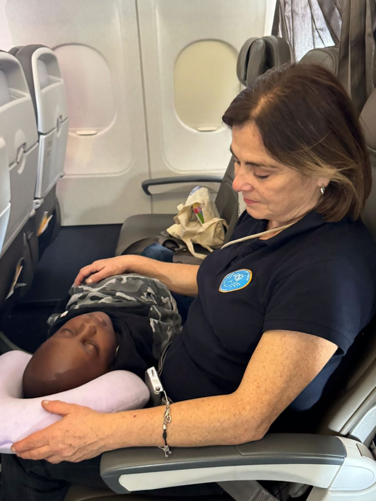 Uno de los niños senegaleses, en el avión. Foto: Aviación sin fronteras