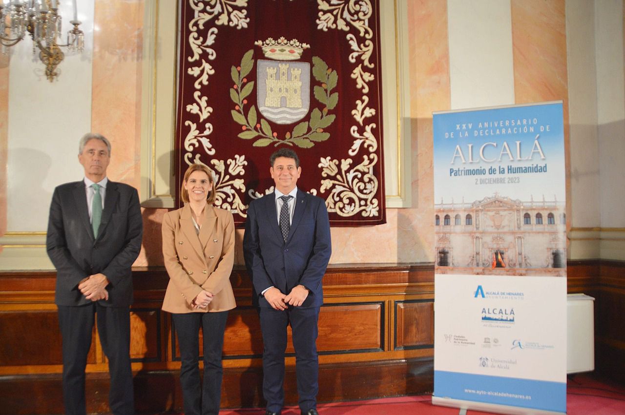 La alcaldesa de Alcalá, Judith Piquet, acompañada del rector de la Universidad de Alcalá, José Vicente Saz, y el concejal de Patrimonio Vicente Pérez (Foto: Ayuntamiento de Alcalá de Henares)