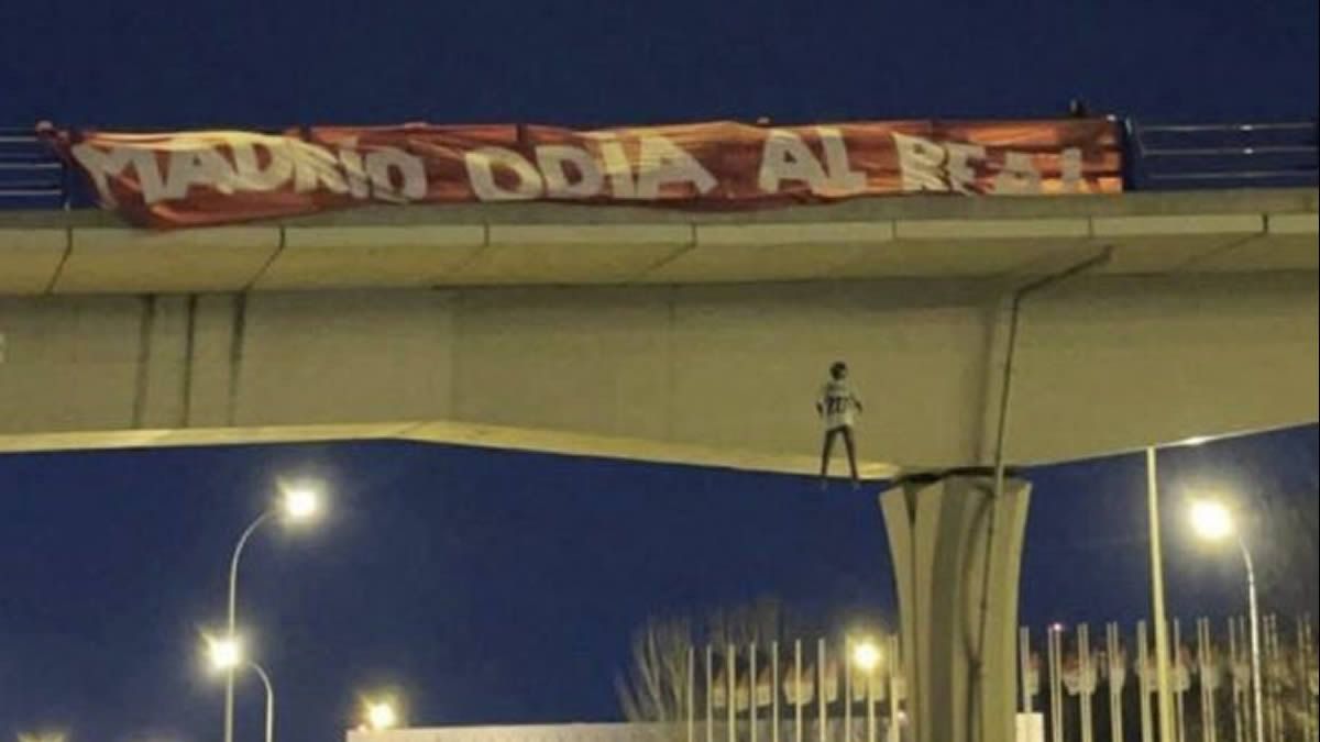 El muñeco hinchable colgado en el puente