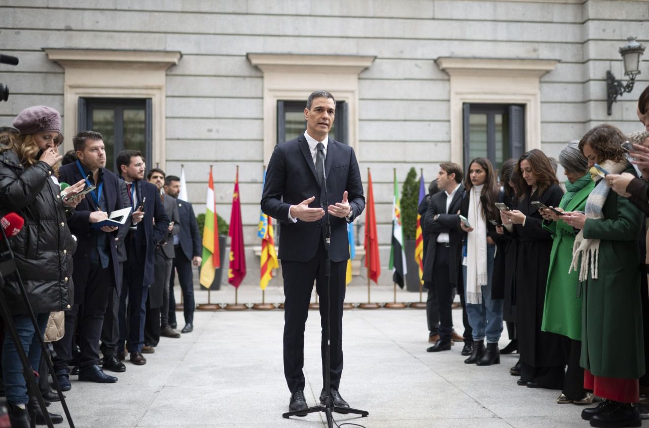 El presidente del Gobierno, Pedro Sánchez, atiende a medios a su llegada al acto de homenaje a la Constitución (Foto: Alberto Ortega / Europa Press)