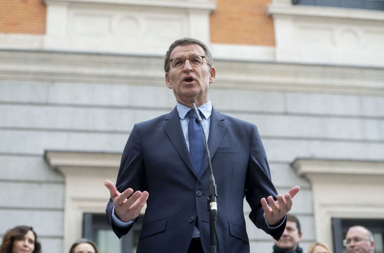 El presidente del Partido Popular, Alberto Núñez Feijóo, atiende a medios a su llegada al acto de homenaje a la Constitución (Foto: Alberto Ortega / Europa Press)