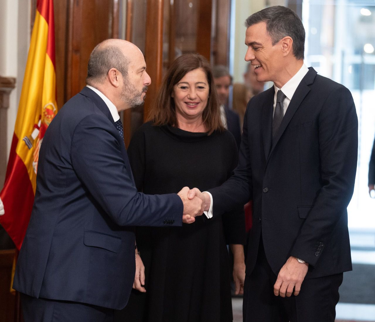 El presidente del Senado, Pedro Rollán (1i), recibe al presidente del Gobierno, Pedro Sánchez (1d), a su llegada al acto de homenaje a la Constitución (Foto: Eduardo Parra / Europa Press)