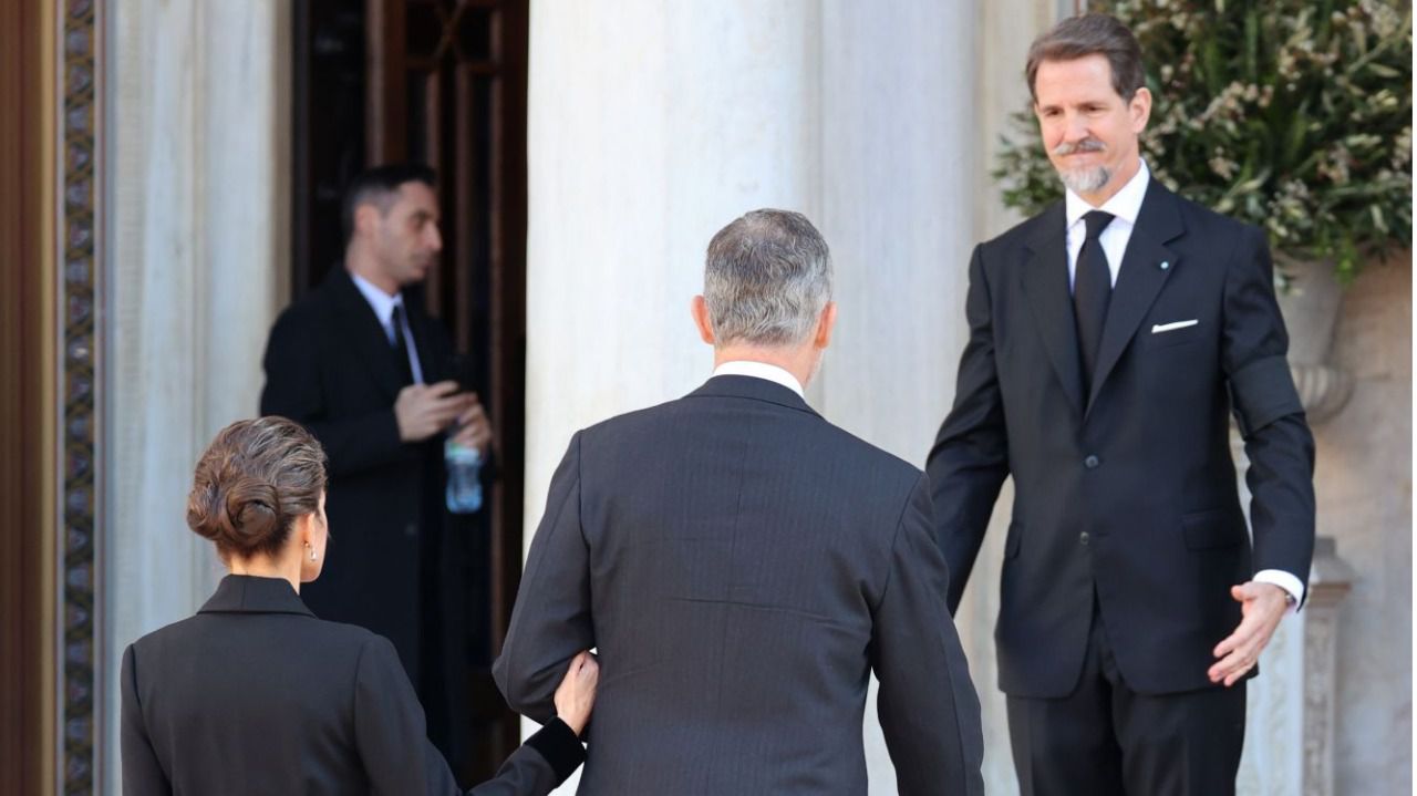 Los Reyes se acercan a saludar al hijo de Constantino de Grecia en su funeral Foto: Raúl Terrel - Europa Press