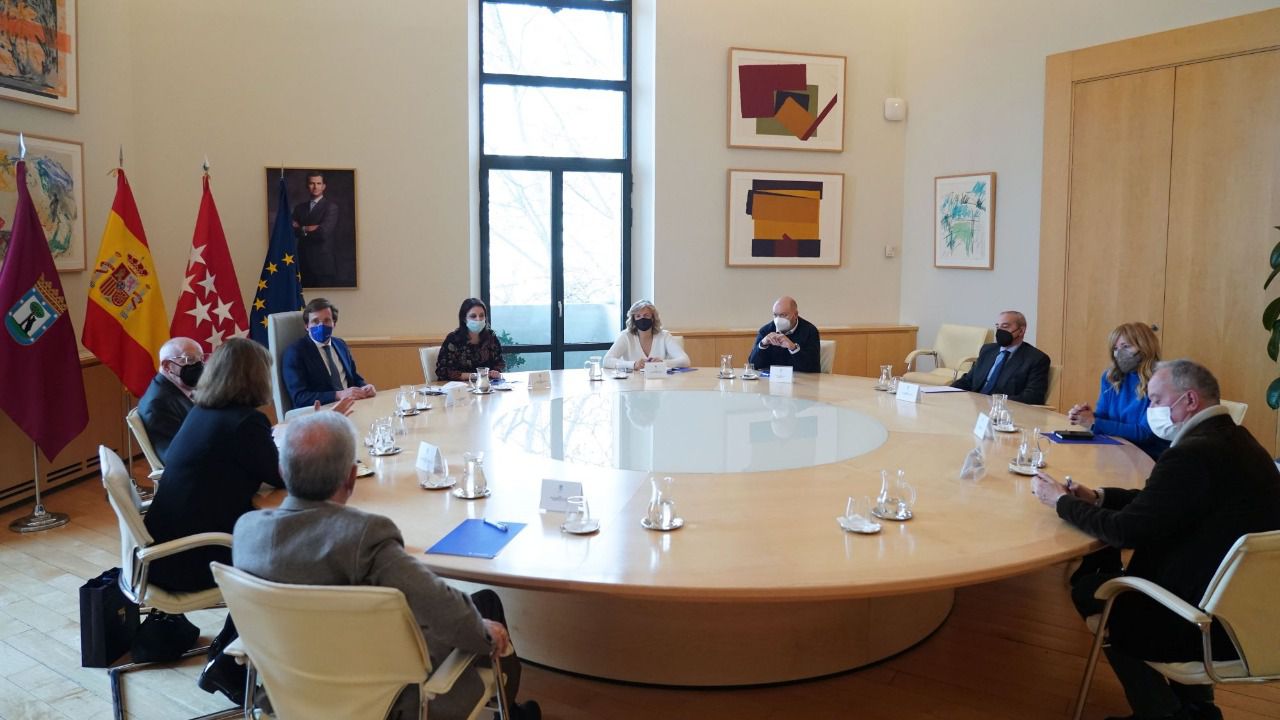 Los Cronistas de la Villa en un encuentro con el alcalde de Madrid. Foto: Ayuntamiento de Madrid
