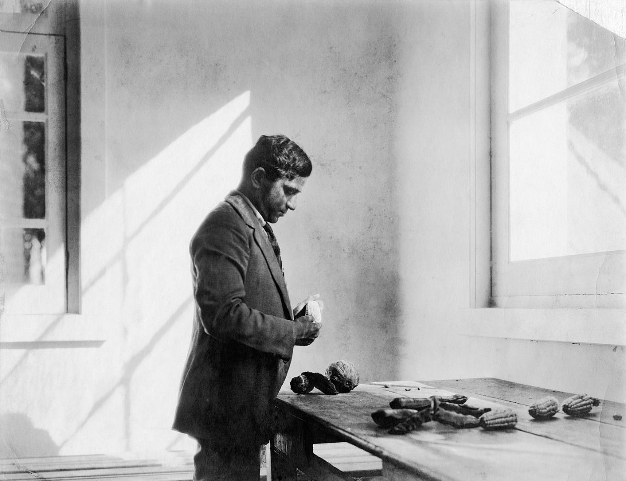 Foto de Tina Modotti de Pandurang Khankhoje en su laboratorio