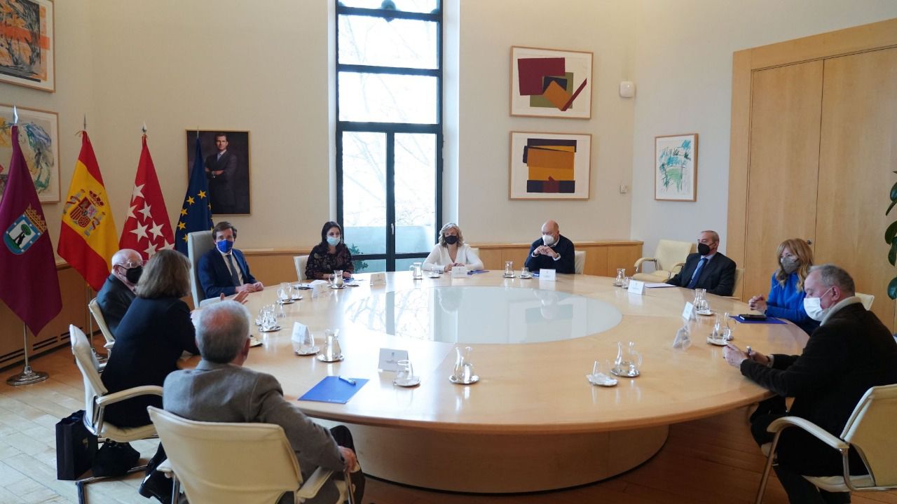 Los Cronistas de la Villa durante un encuentro con Martínez-Almeida la pasada legislatura. Foto: Chema Barroso