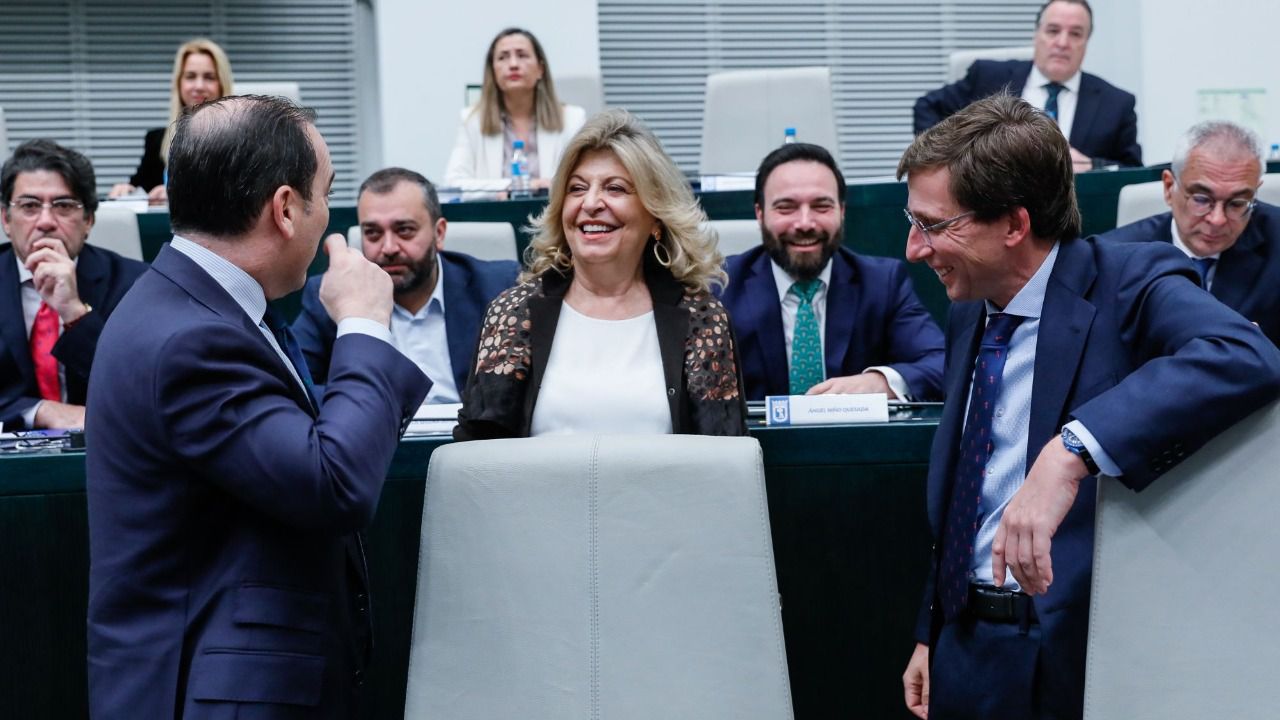 Satisfacción en el equipo de Almeida tras aprobar sus primeros Presupuestos con mayoría absoluta. Foto: Ayuntamiento de Madrid