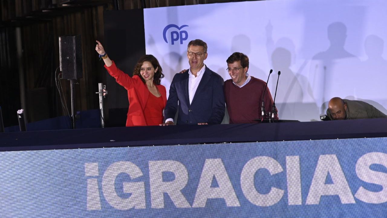 Ayuso, Feijóo y Almeida celebran el éxito electoral en la sede del PP en Génova. Foto: Chema Barroso