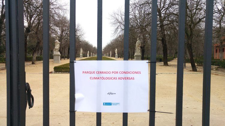 Cartel anunciando el cierre del Retiro (Foto: Ayuntamiento de Madrid)