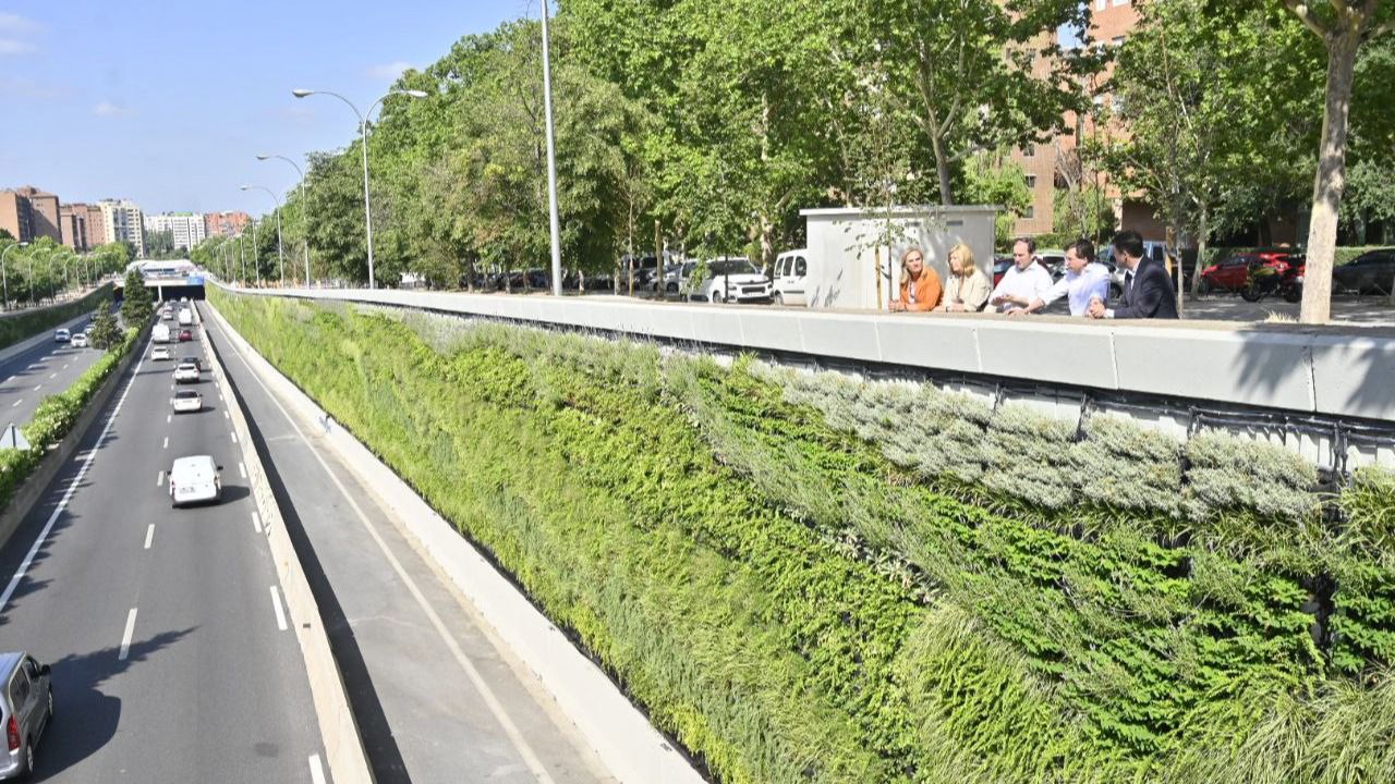 Jardines verticales en los muros de la M-30 (Foto: Chema Barroso)