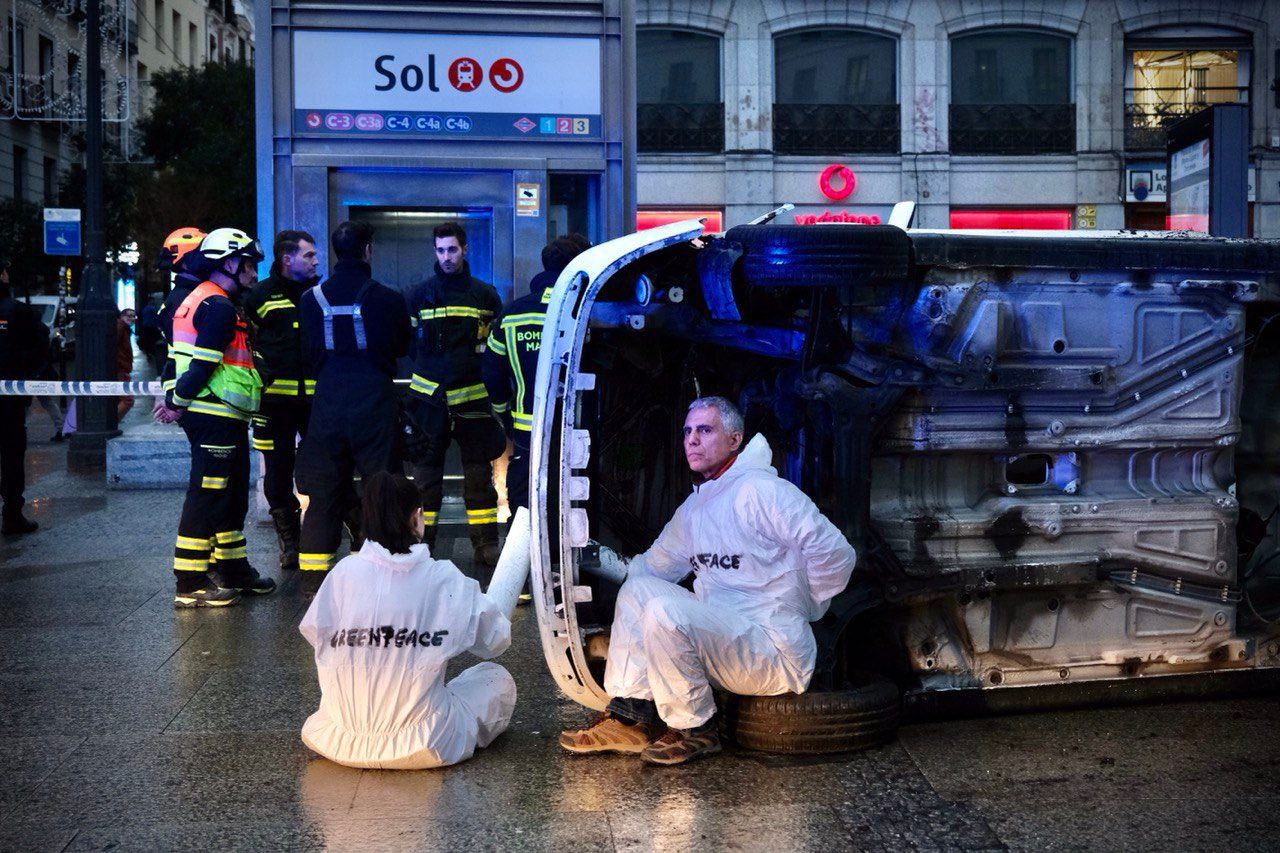 Activistas de Greenpeace con restos de la DANA en Sol (Foto: Greenpeace)