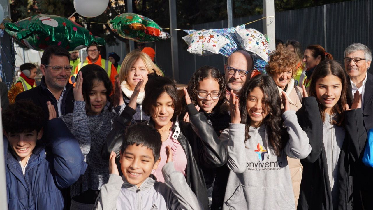 Niños residentes en el centro de emergencia Las Caracolas realizan un baile. Foto: Ayuntamiento de Madrid