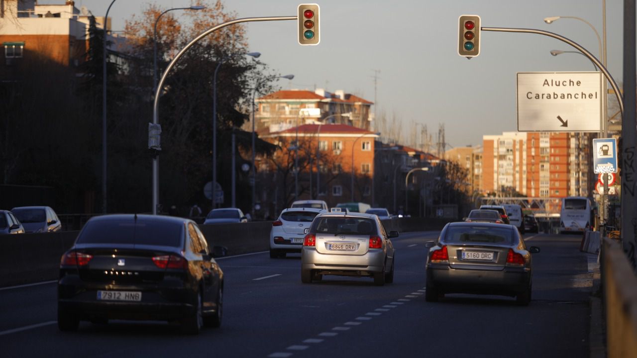 Miles de vehículos pasan a diario por este tramo de la A-5 a la altura de la Av. de los Poblados. Foto: Kike Rincón 