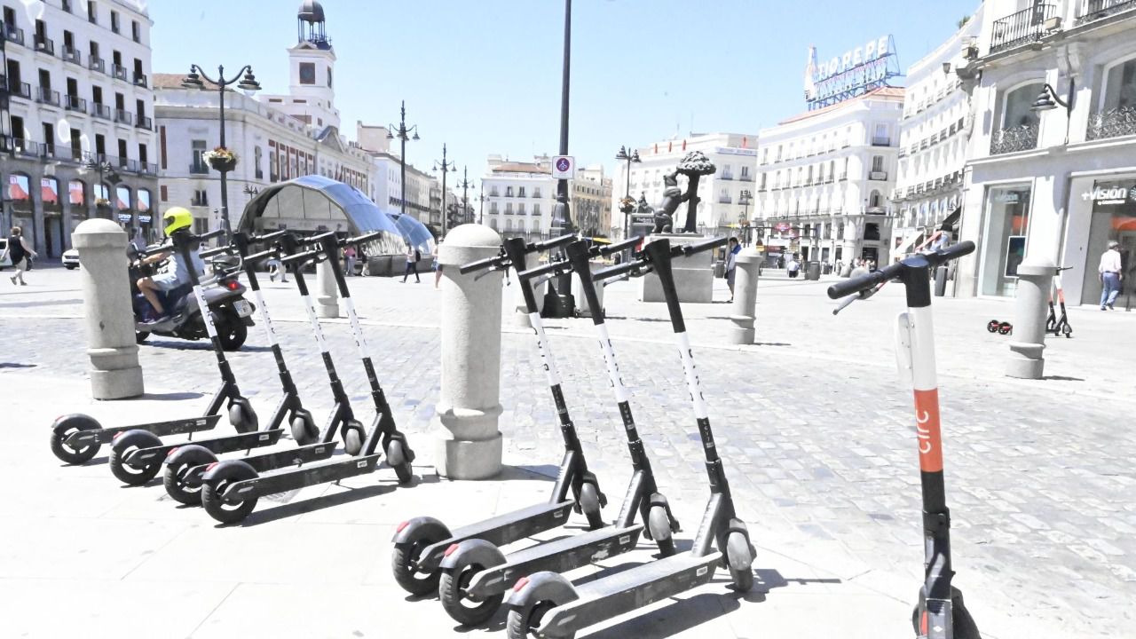 Patinetes estacionados en la Puerta del Sol. Foto: Chema Barroso