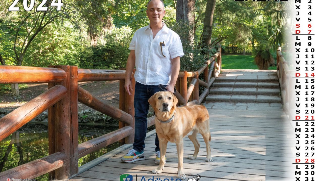 El actor Javier Gutierrez, imagen del calendario 'Adopta un jubilado'